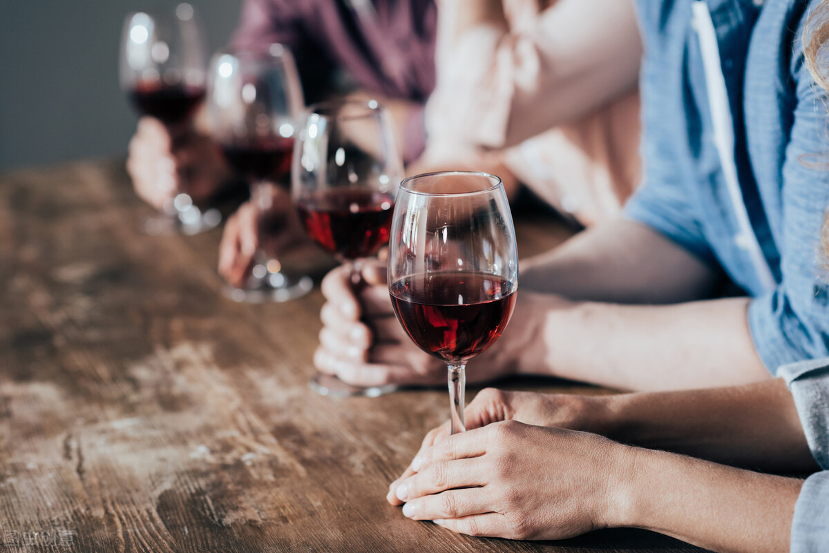 醉酒造成死亡同桌承担什么责任,醉酒到朋友家摔伤怎么赔偿