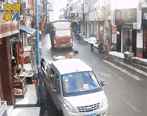 司机疏忽未关车厢门导致的灾难#搞笑动图#