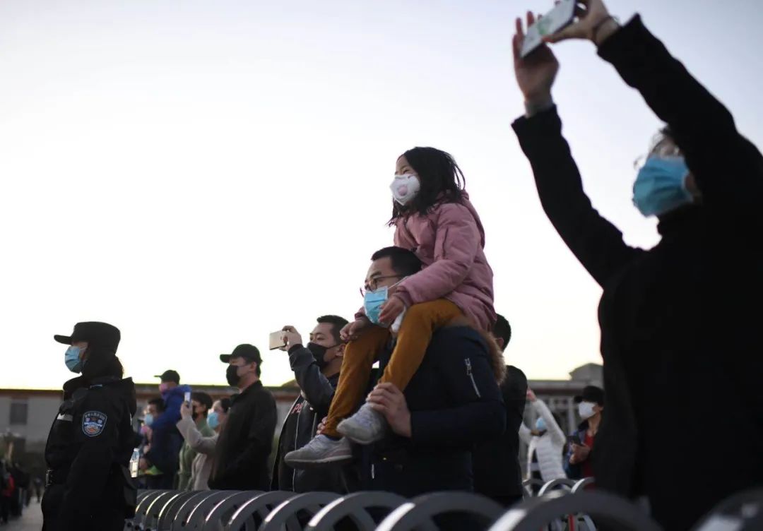 *安门天**广场时隔十年再下半旗，为留在寒冬里的他们