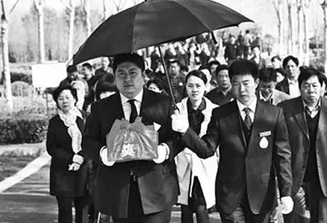 中国小伙为报答瑞士房东为其送终,2012年老人去世:想长眠于中国