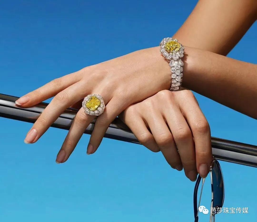 2021流行色亮丽黄太难穿？一件珠宝让你时髦一整年
