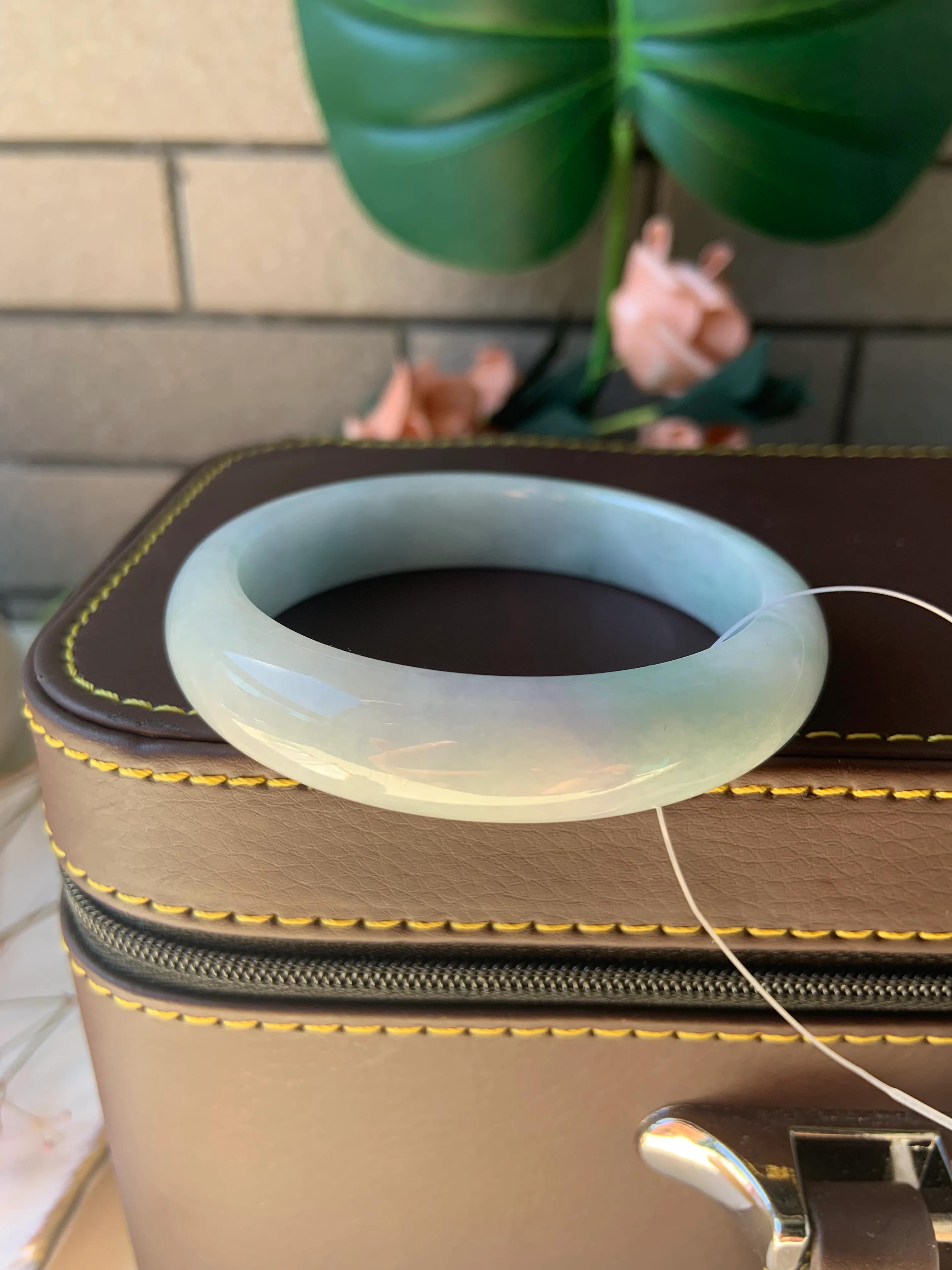 糯化种翡翠手镯有裂什么价格,糯化种戴黄翡手镯大概多少钱