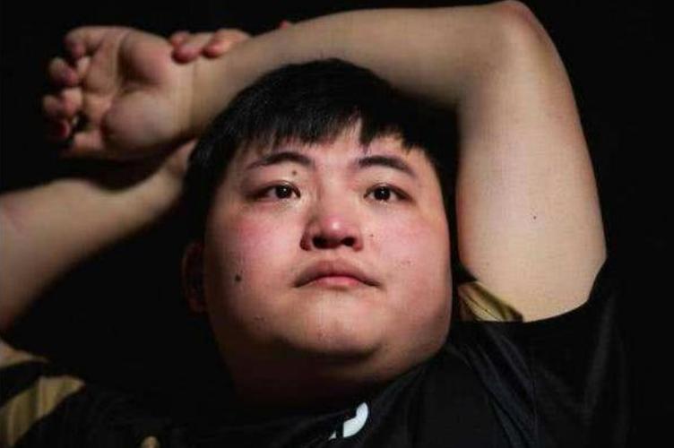 背负骂名，8年身价超5000万！23岁的“网瘾少年”，值得一句认可