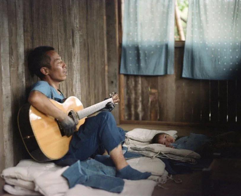 租下城郊200㎡小院,和陌生人一起生活5年:唱歌、染布、盖树屋