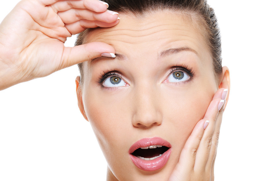 女人额头出现“3道杠”，十有八九是衰老的信号，做好5件事可去除