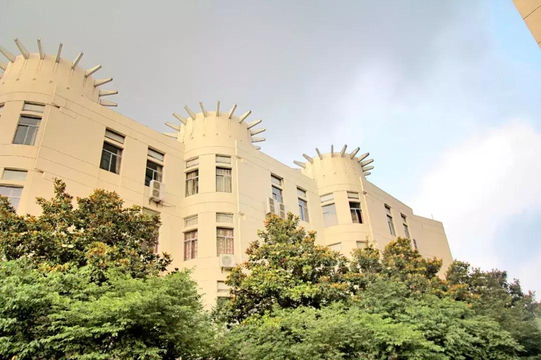武昌这所低调的大学坐拥一线江景,教学楼窗外就是黄鹤楼