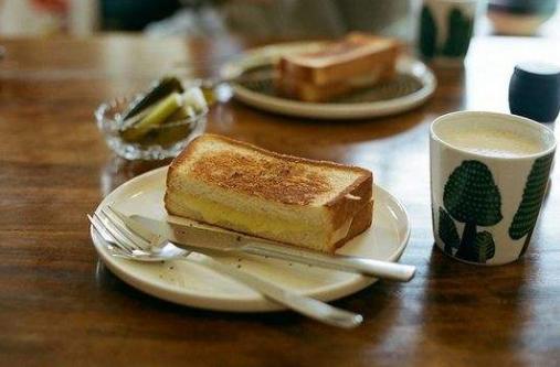 女孩子们千万别被消费主义洗脑了,女人都被消费主义洗脑了