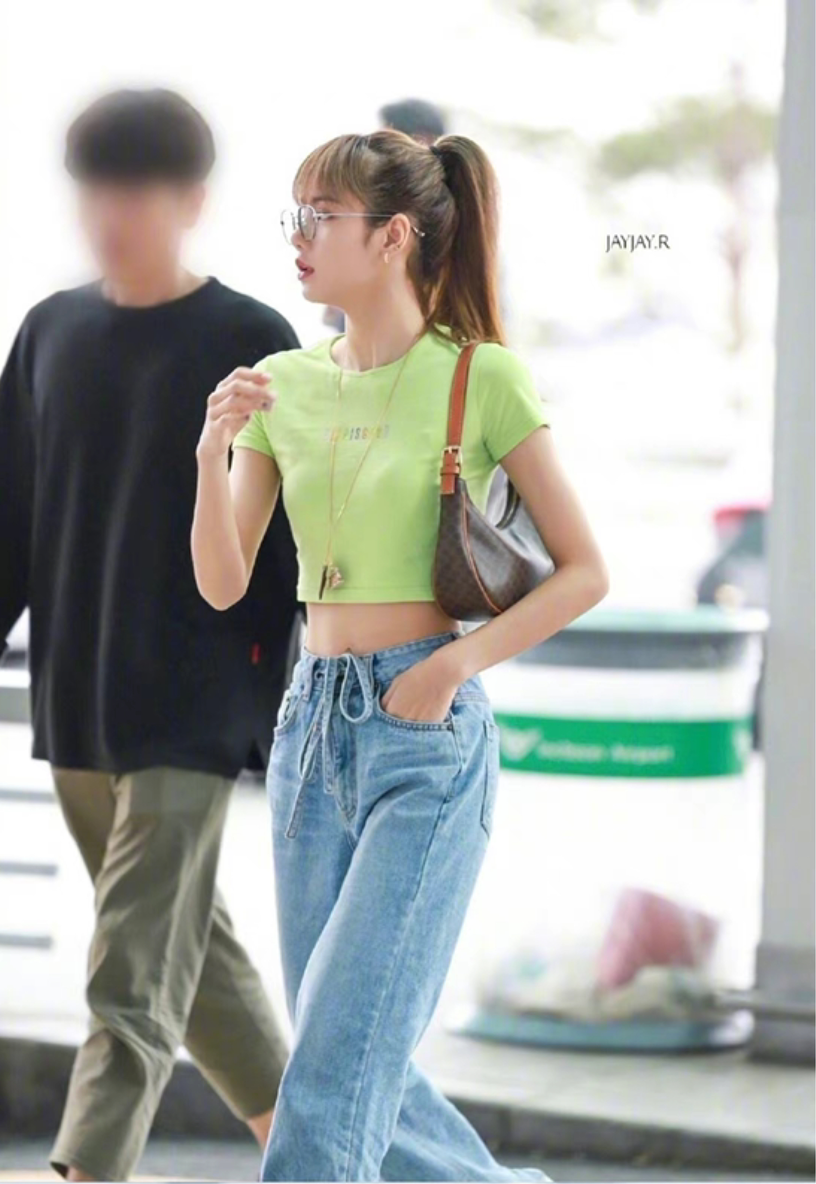 夏日甜酷风万能公式!Lisa张子枫现身示范,普通人也能完美驾驭