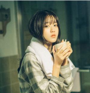 爱一个人可以卑微到尘埃里下一句,爱一个人可以低到尘埃里张爱玲