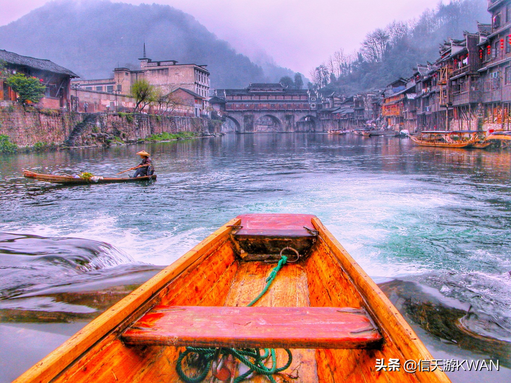 边城：沈从文笔下的湘西,沈从文在边城中对沱江的描写