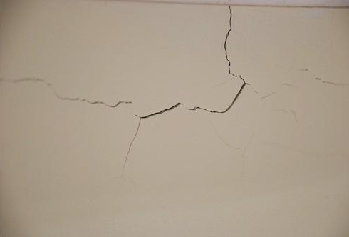 墙面乳胶漆开裂找哪个机构鉴定,乳胶漆墙面开裂能不能直接贴墙布