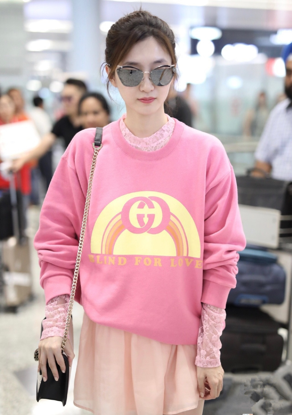 超模也扛不住？让神颜娜扎败下阵的打底衫，刘雯穿上竟也是土气！