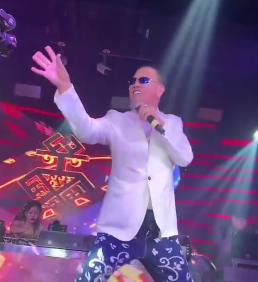 64岁万梓良半月收俩干女儿！被对方亲脸好享受，却因此惹麻烦