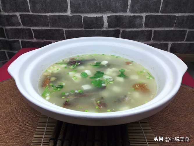吃完烤鸭后的鸭架怎样做才好吃,北京烤鸭鸭架打包回去怎么吃