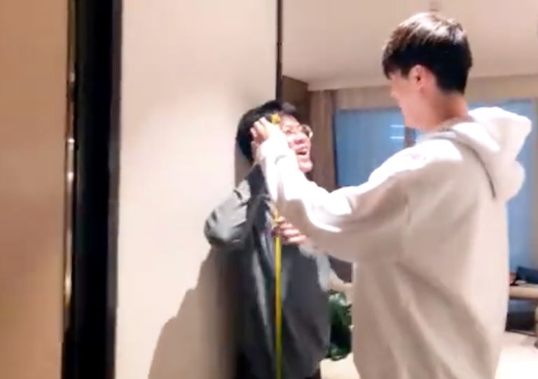 一开始我以为爱上了实力派,没想到他们还全是梗王