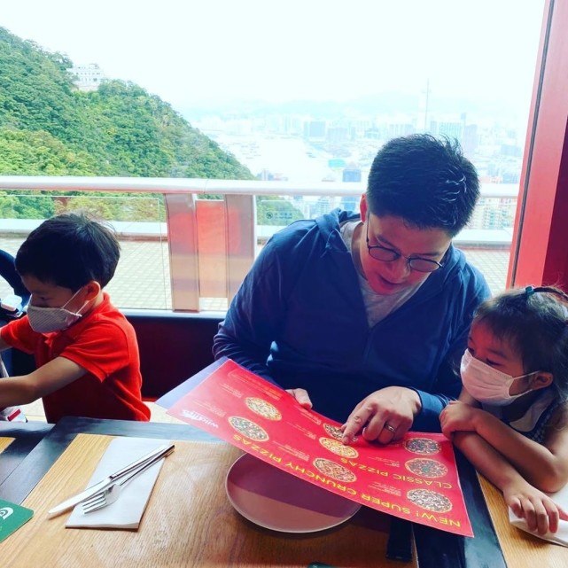 霍启刚自曝晶晶送的包包用十年舍不得扔，随身带优惠券节俭过日子