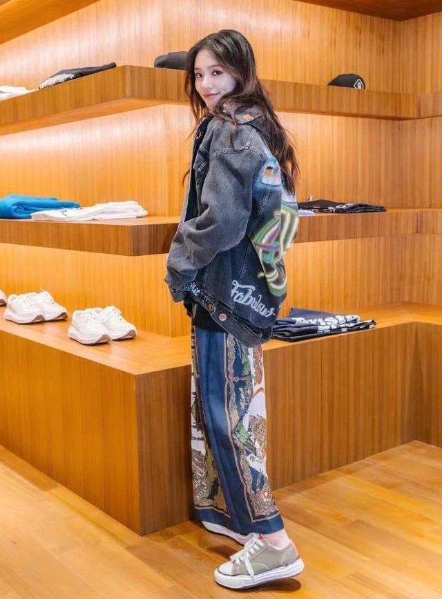 李嘉欣最新着装,李嘉欣连头发丝都在彰显她的美貌