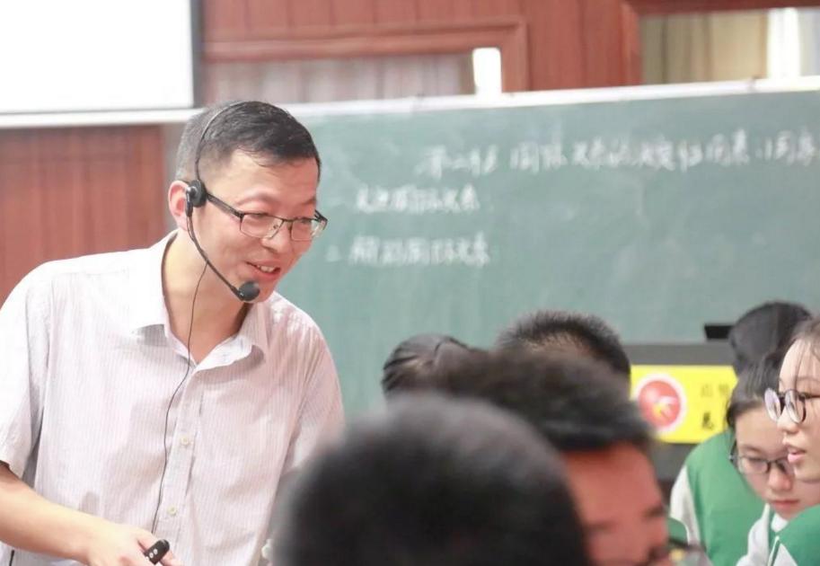 教师与公务员哪个好,教师跟公务员哪个更好