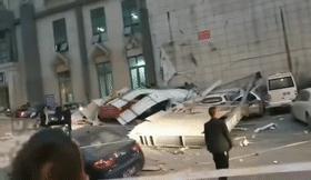 路灯杆突然倒塌两辆车不慎被砸中,半山小镇车祸事件