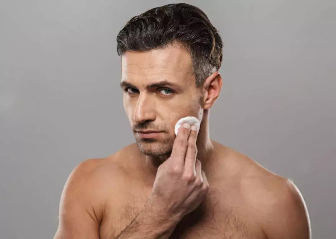 男士爽肤水的正确用法,男士要不要涂防晒