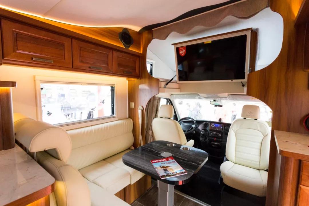 骏驰依维柯c型纵置床房车,2.98米的子母床c型依维柯房车