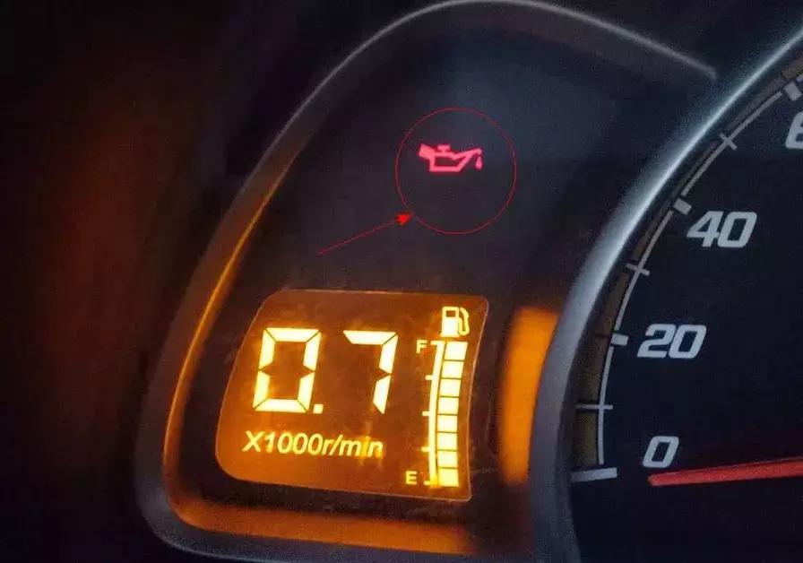 开车时这几个灯亮了马上停车,这八种灯亮了一定要停车