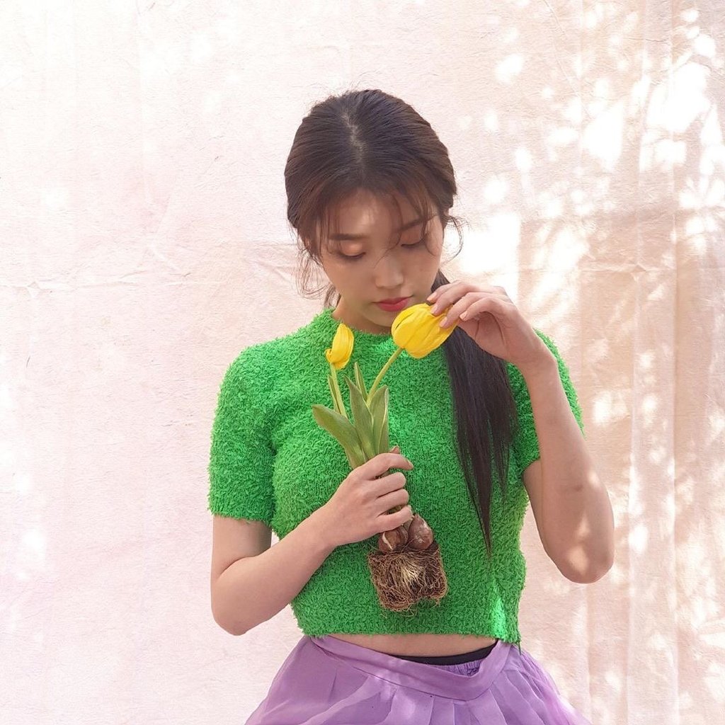 她是韩国音源女王，身穿绿毛衣搭淡紫纱裙，依旧美如少女