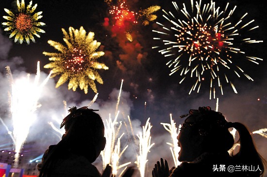 千门万户曈曈日总把新桃换旧符,万户曈曈日总把新符换旧符