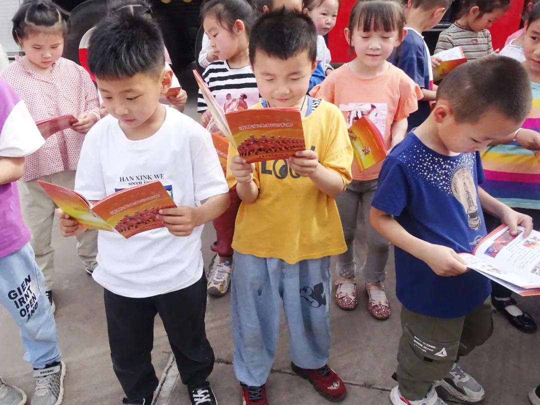 和消防员一起过六一儿童节,六一消防童行