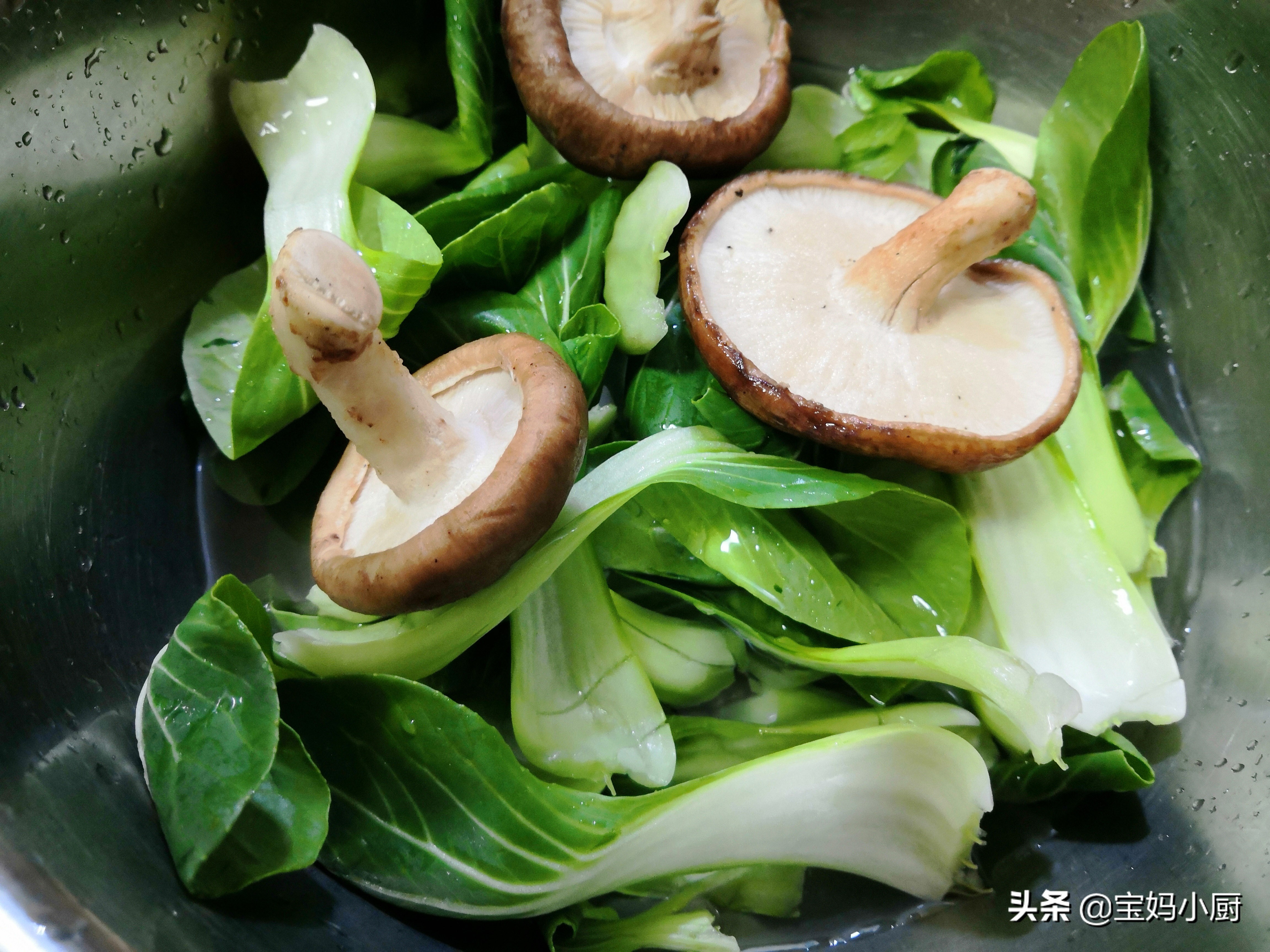 早餐就爱吃蒸饺，比包子省事，软乎乎，一咬直冒汁，放一天都不硬