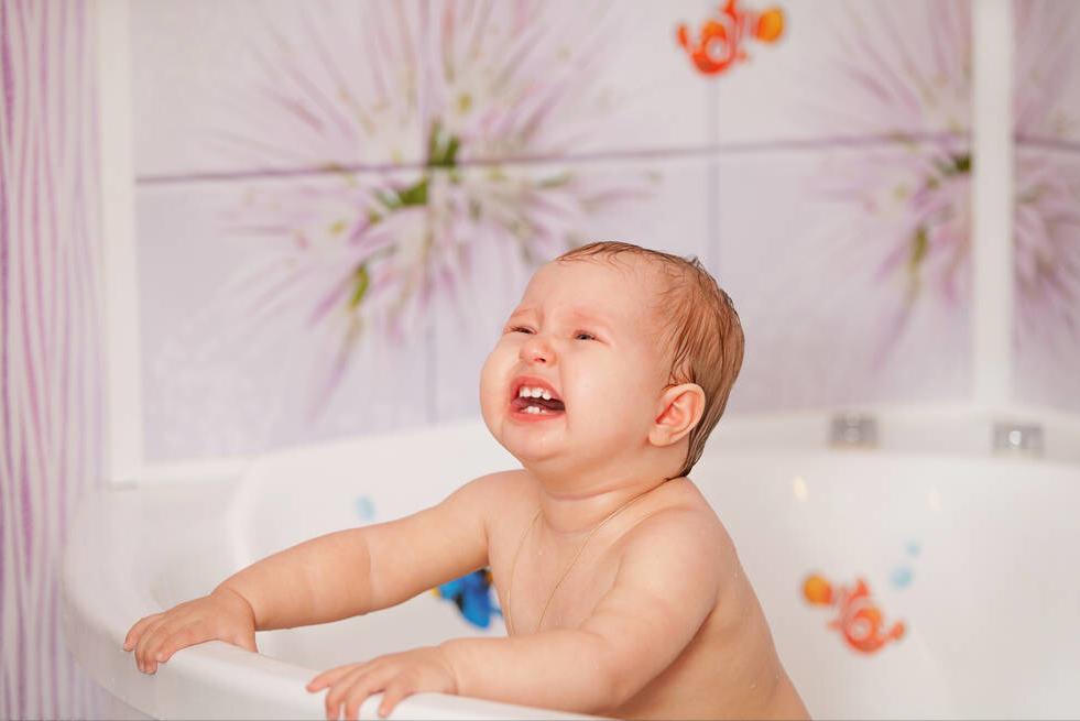 宝宝洗澡总爱哭闹水温是关键,宝宝洗澡总是哭闹得很凶