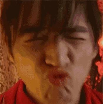 嘴唇干裂起皮撕流血了该怎么办,嘴唇干裂起皮是什么原因引起的