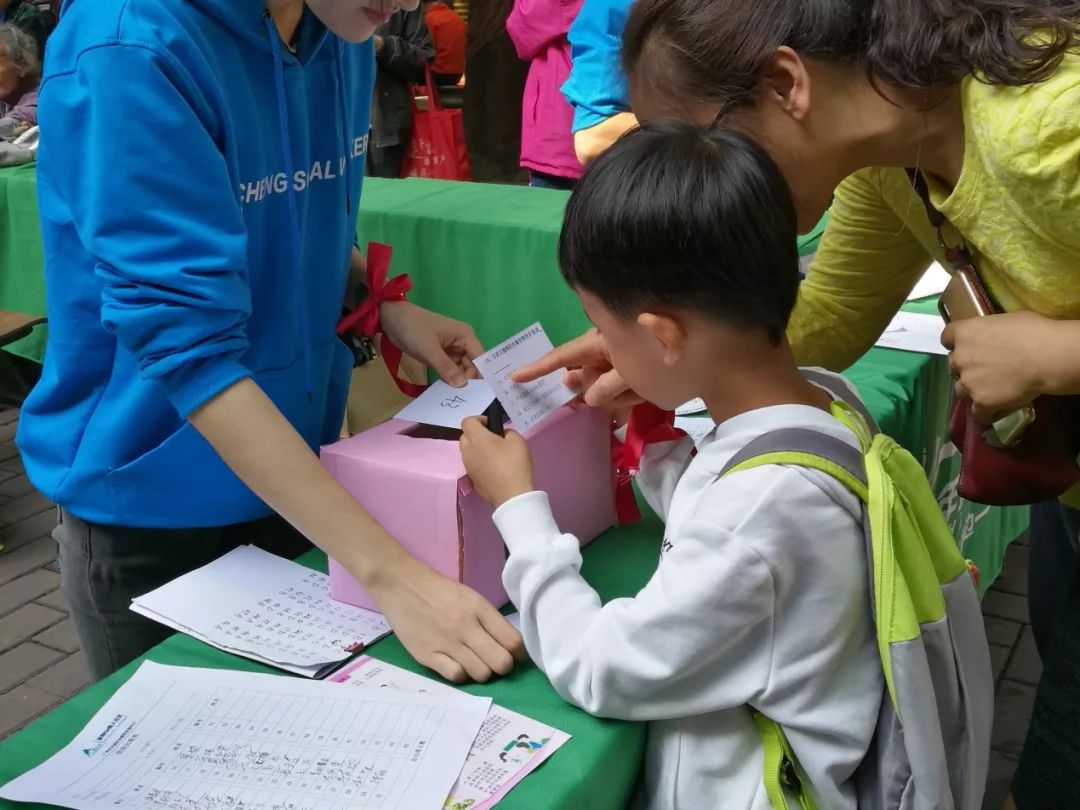 海珠|握手、拥抱、礼节性接吻不会感染艾滋病,但是这些行为会!