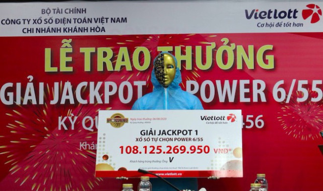 男子中3245万彩票后穿防护服戴面具领奖，当场捐出51万