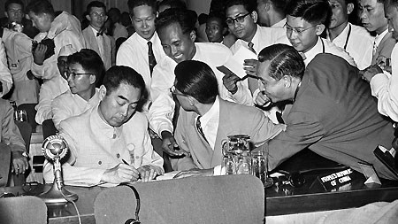 敬爱的周总理两次握手，高尚的情商和智慧，让数亿人敬仰