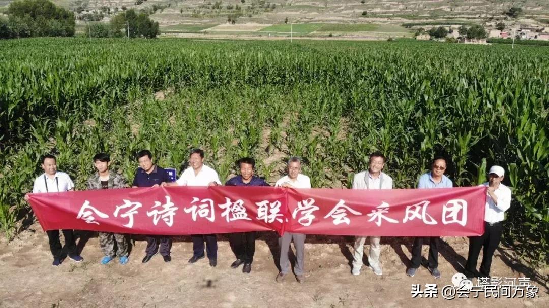 喜见斯人真福气，得和红玉缔良缘