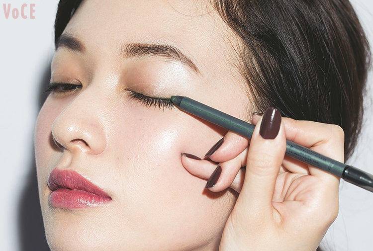 下眼线怎么画不显脏不晕妆,眼线怎么画不戴美瞳都显大