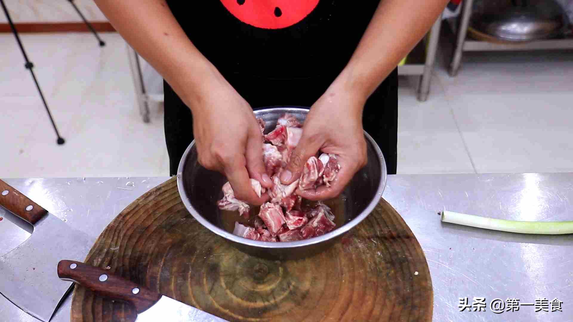 厨师长炖排骨玉米海带汤汤白肉嫩,厨师长分享排骨玉米汤的做法