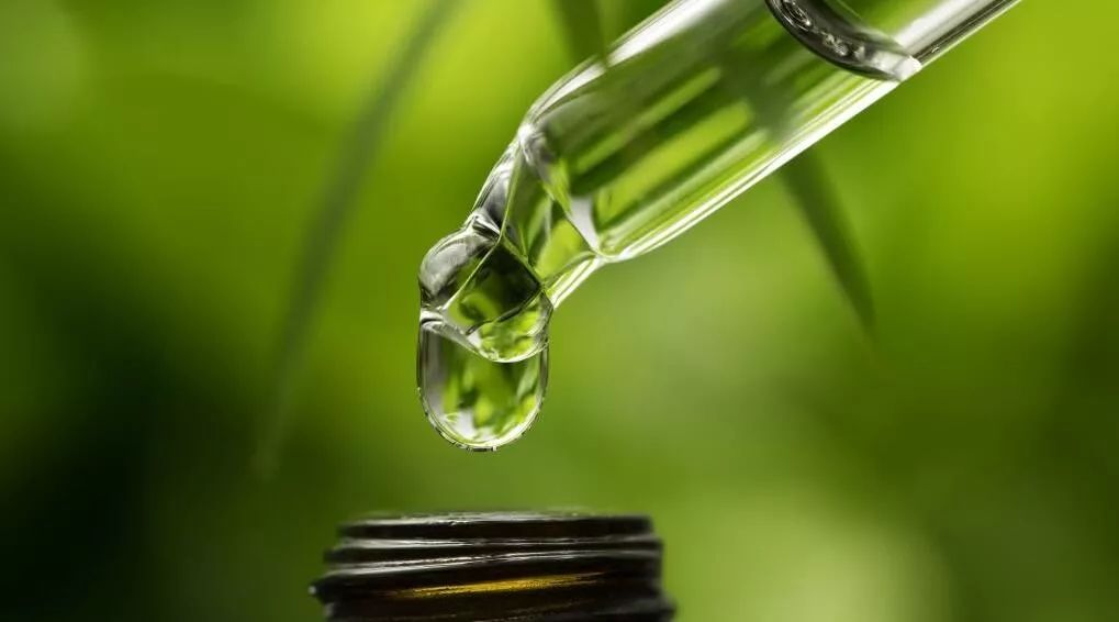 洗完脸可以只擦精华吗,夏天洗完脸能直接涂精华吗