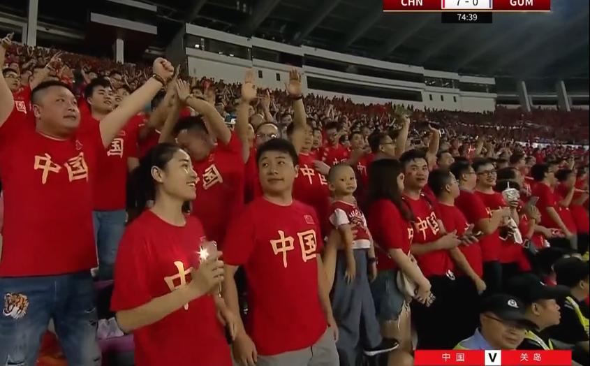 国足7比0胜关岛，里皮战术成熟，全场球迷中国红表爱国心，给力