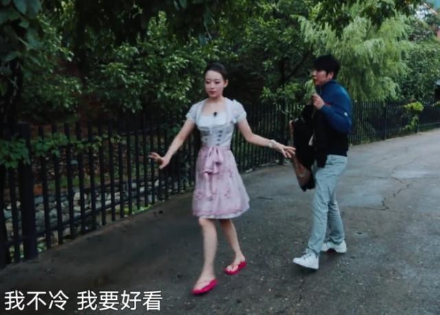 郎朗回应妻子吉娜帮拎包一事,郎朗和妻子吉娜默契