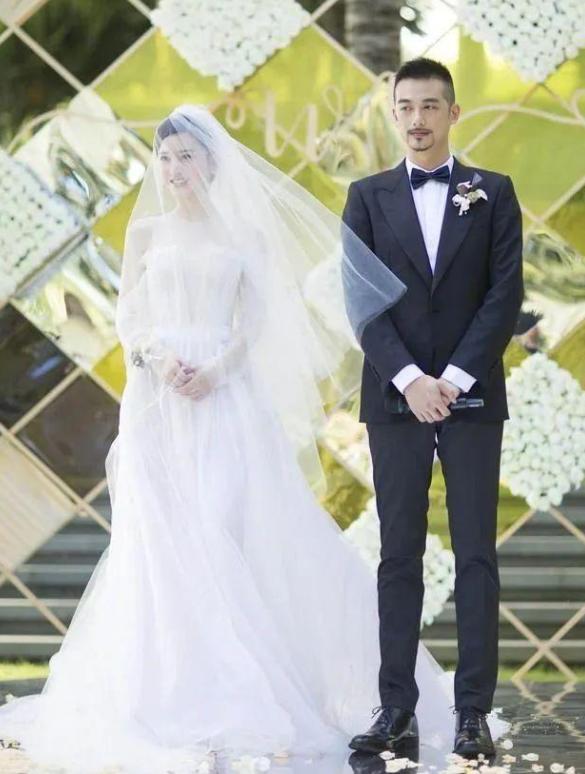 王薇薇42岁第一件婚纱,72岁婚纱女王王薇薇生日照曝光