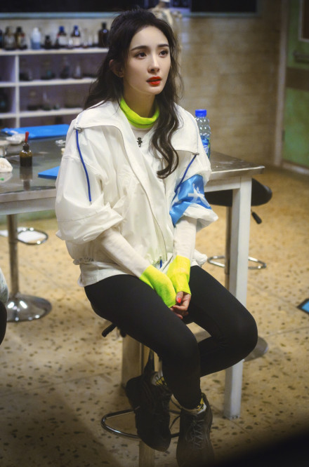 杨幂带货女王,带货女王杨幂再秀减龄穿搭