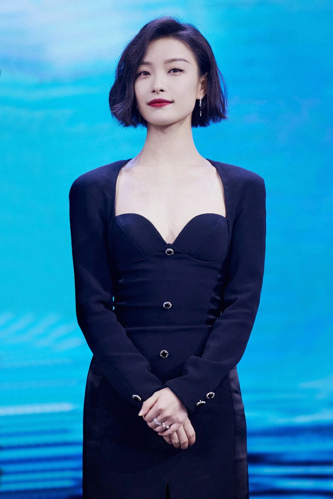 大圆脸真适合剪到下巴齐的短发吗,倪妮方形脸适合的发型