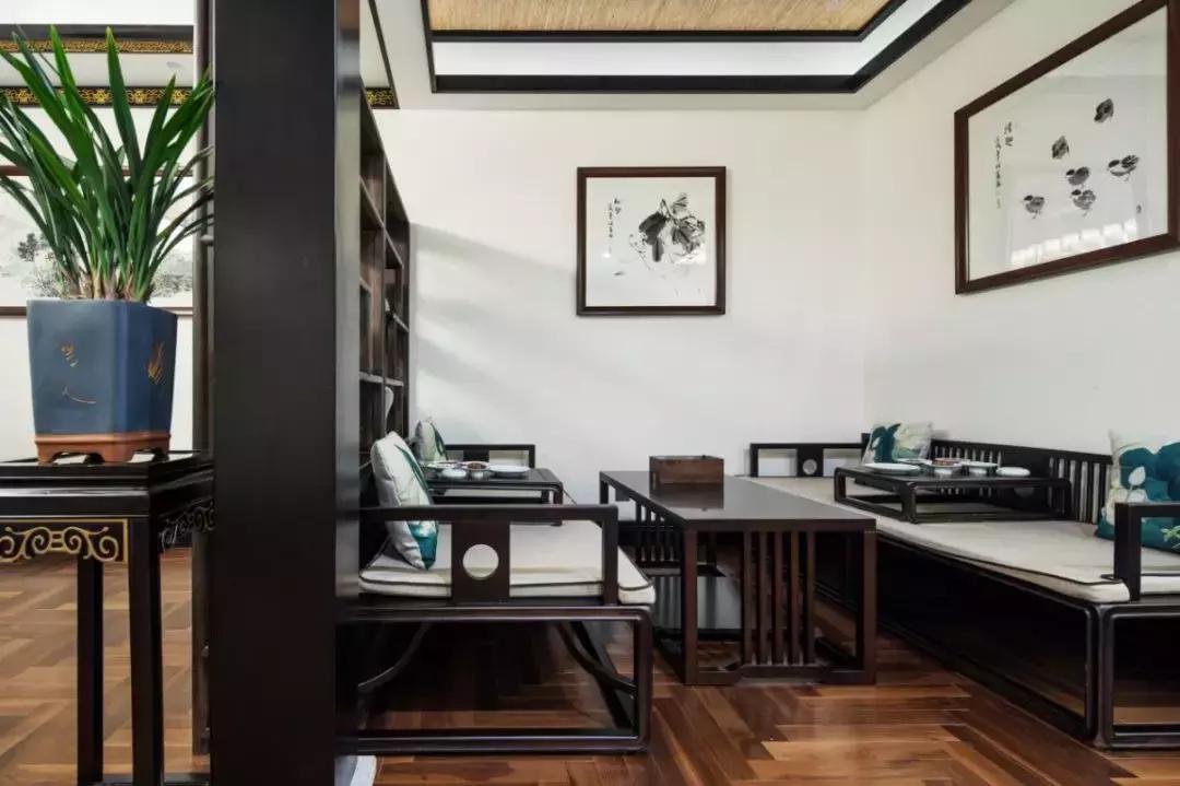 西安一“怪”店，没有散座，厅堂还悬了只大金龙