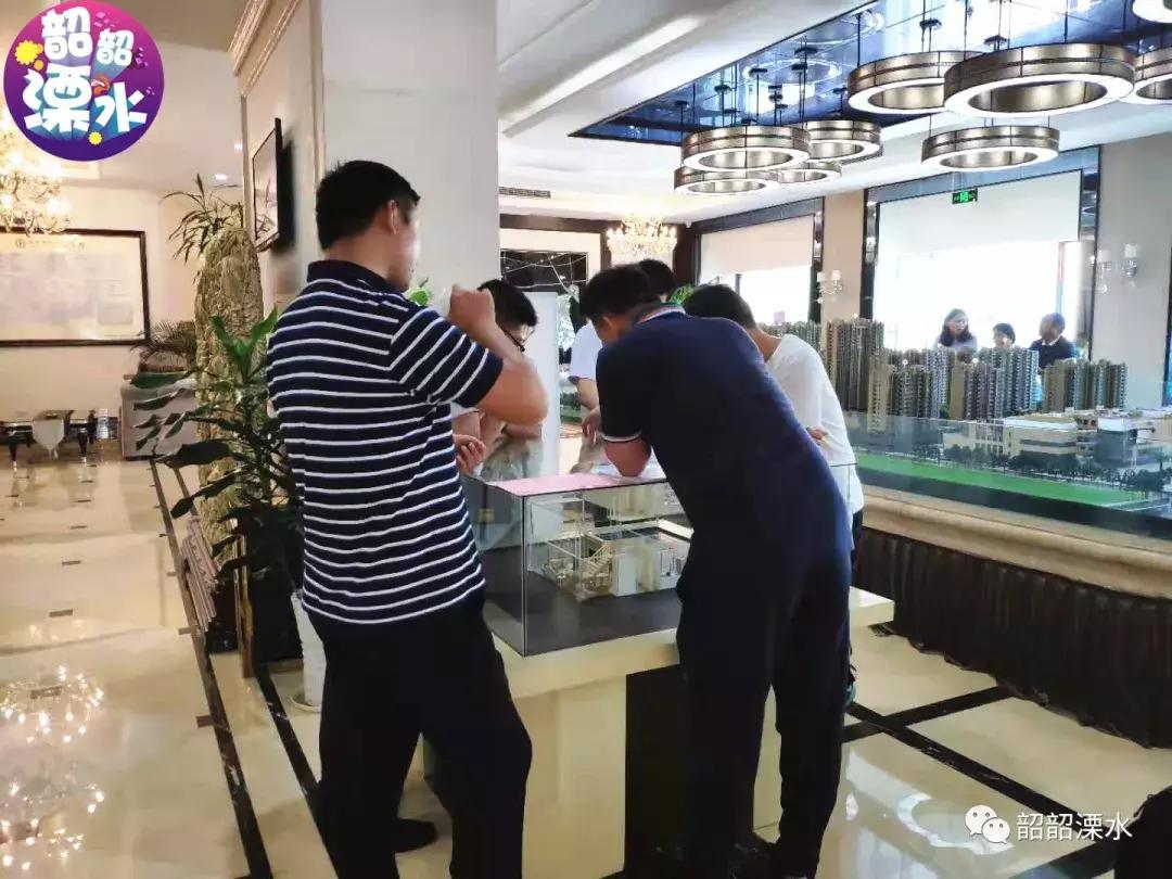 排队17小时喜中1号!手握10套房还要买!刚刚康利售罄,无人放弃