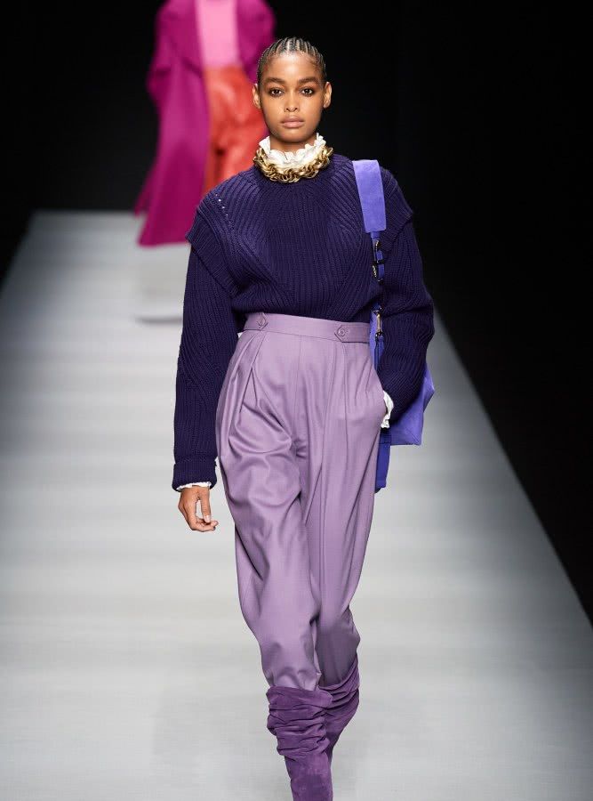 宽松裤子塞到靴子里的穿搭,最时髦的裤子配靴子