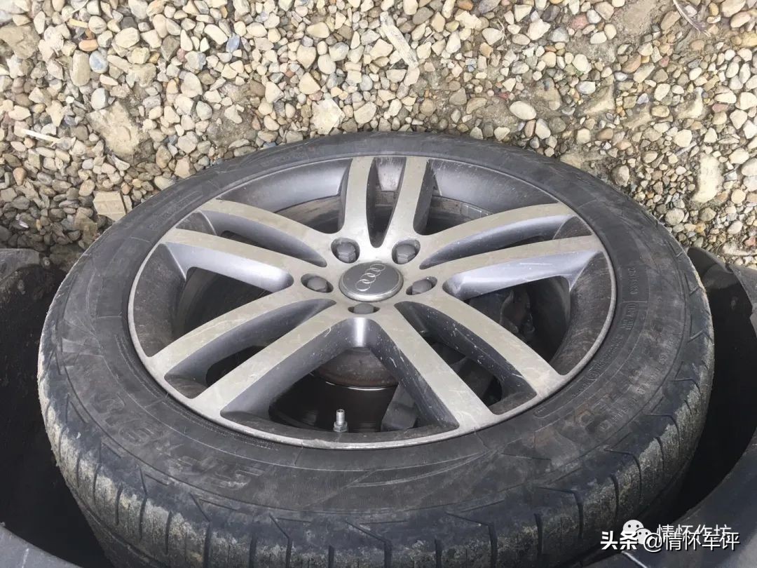 小伙买了一辆奥迪回村,小伙买了台7w的奥迪a7