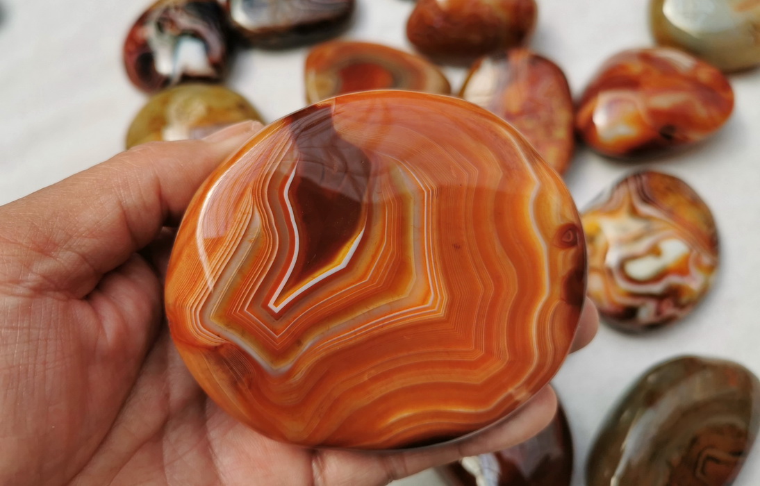 阜新缠丝玛瑙手串价格,阜新天然玛瑙红色磨砂缠丝散珠