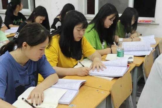 家里没条件考三本还读吗,普通家庭读三本还是大专